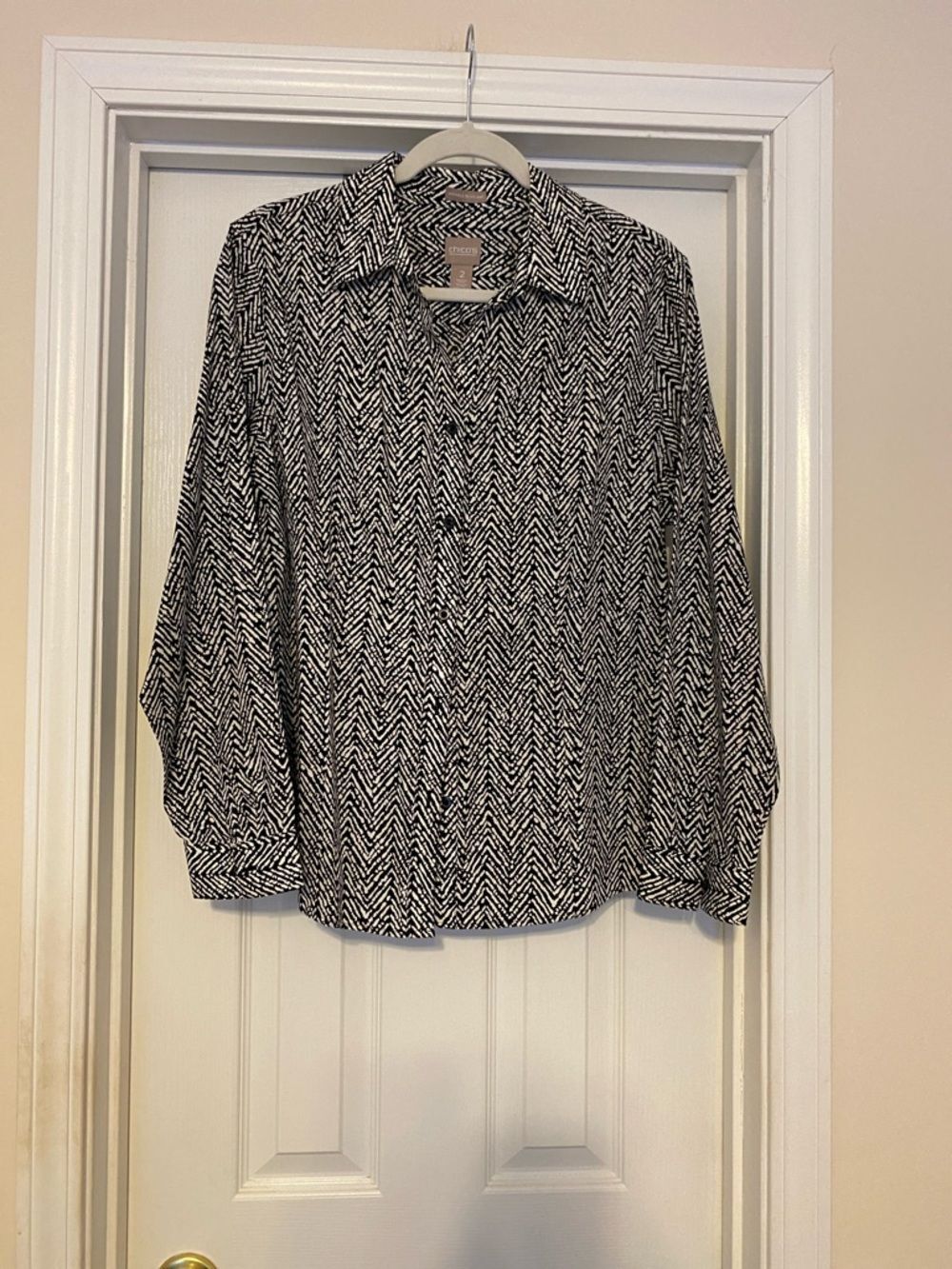 Women’s Chico's Black and White‎ Chevron Button-Down Shirt size 2